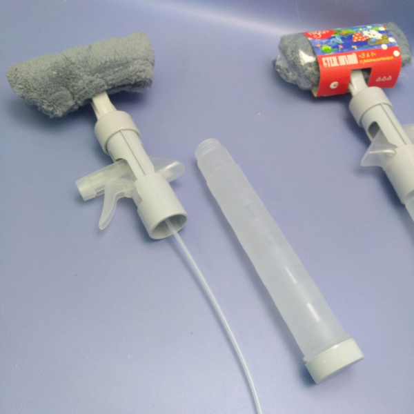 Стеклоочиститель - скребок 3 в 1 с распылителем и моющей насадкой из микроволокна / Стекломой, водосгон скребок для авто с распылителем